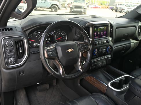 Used 2020 Chevrolet Silverado 1500 High Country w/ Technology Package image 3