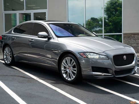 Used 2020 Jaguar XF Premium RWD image 7