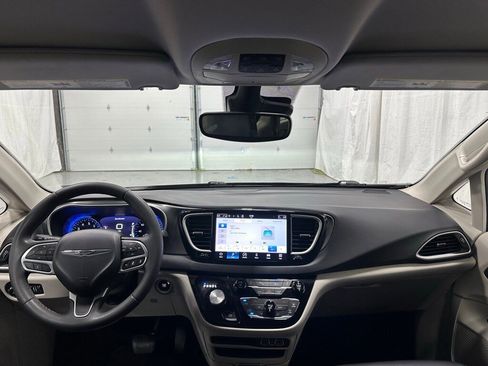 Used 2023 Chrysler Pacifica Touring-L image 43