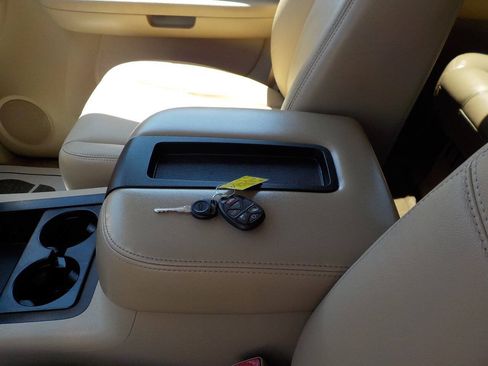 Used 2009 Chevrolet Suburban LT w/ Luxury Package RWD image 30