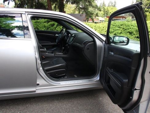 Used 2011 Chrysler 300 C RWD image 15