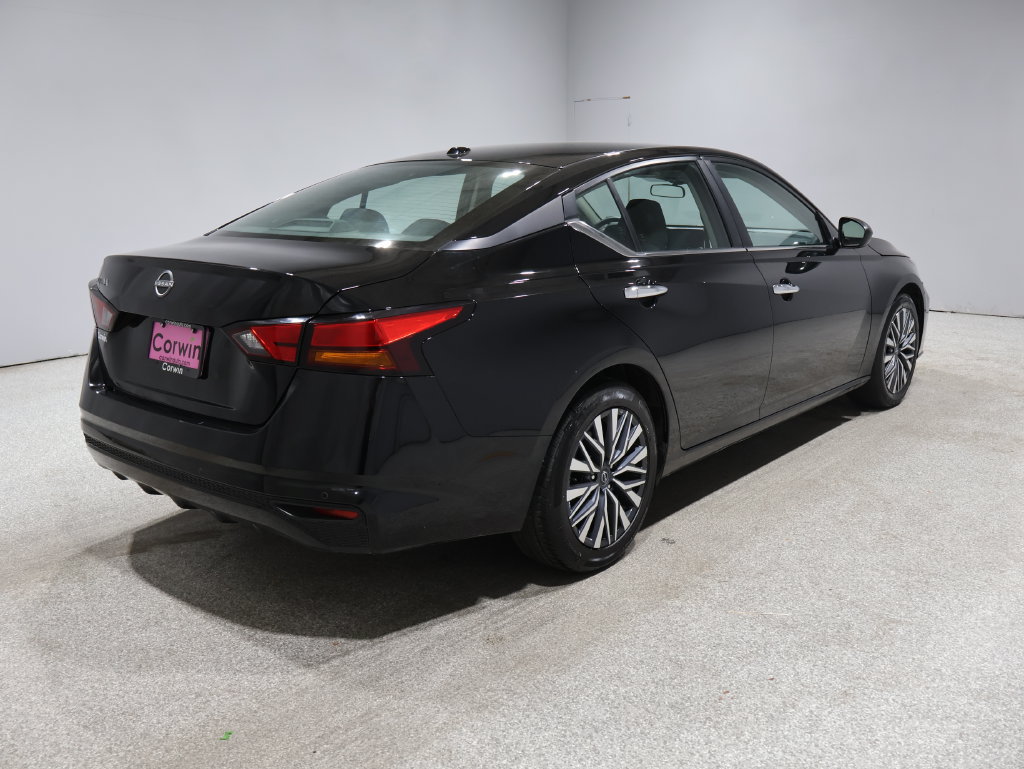 Used 2025 Nissan Altima 2.5 SV FWD image 2