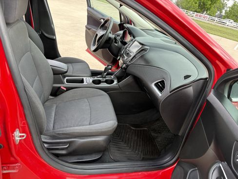 Used 2018 Chevrolet Cruze LT w/ Convenience Package FWD image 11