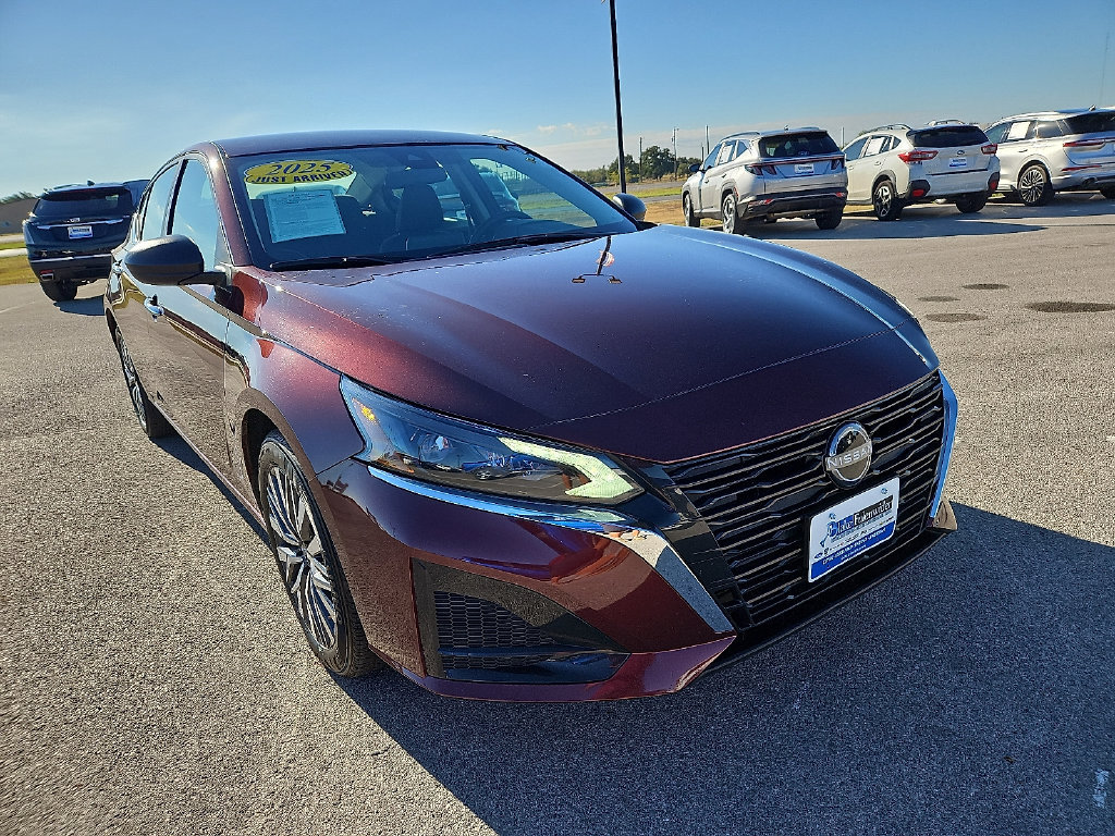 Used 2025 Nissan Altima 2.5 SV FWD image 11