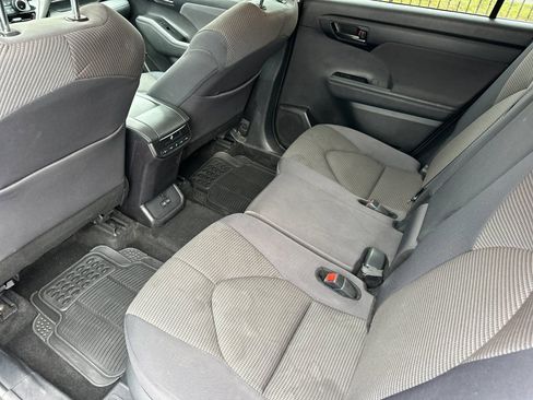 Used 2024 Toyota Highlander LE image 11