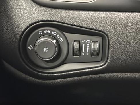 Used 2023 Jeep Renegade Latitude w/ Sun & Fun Group AWD/4WD image 36