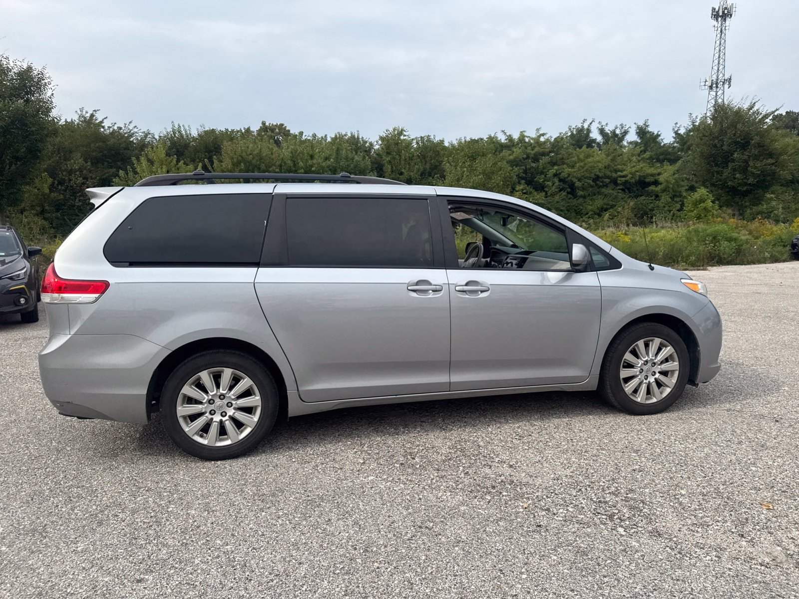 Used 2012 Toyota Sienna LE w/ Towing Pkg AWD/4WD image 15