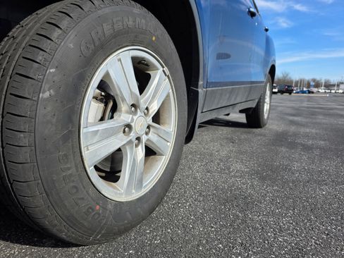 Used 2019 Chevrolet Trax LT w/ LT Convenience Package image 19