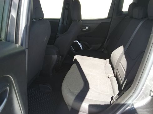 Used 2018 Jeep Renegade Latitude w/ Cold Weather Group image 9