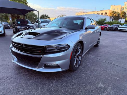 Used 2018 Dodge Charger R/T w/ Navigation & Travel Group image 2