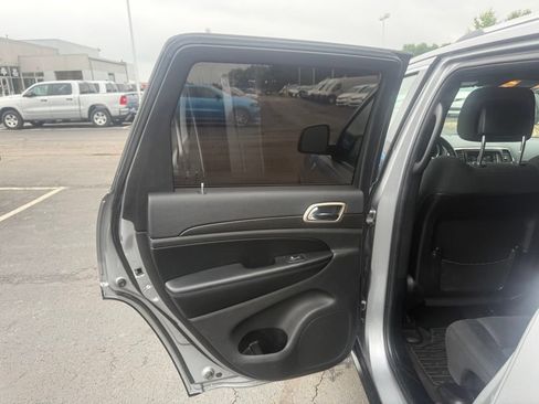 Used 2017 Jeep Grand Cherokee Laredo w/ Quick Order Package 23E AWD/4WD image 32