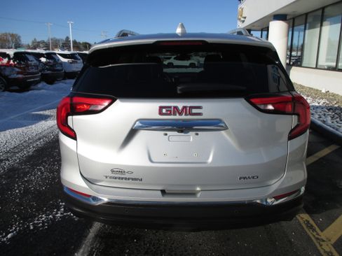 Used 2021 GMC Terrain SLT w/ Infotainment Package II image 4