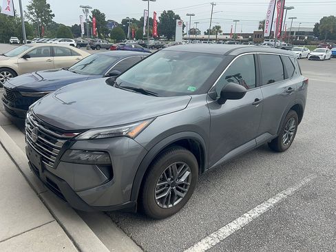 Used 2024 Nissan Rogue S AWD/4WD image 2