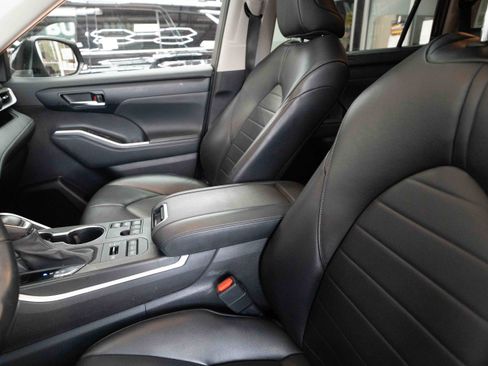 Used 2023 Toyota Highlander XLE image 10