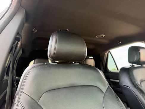 Used 2017 Ford Explorer XLT w/ Equipment Group 202A AWD/4WD image 23