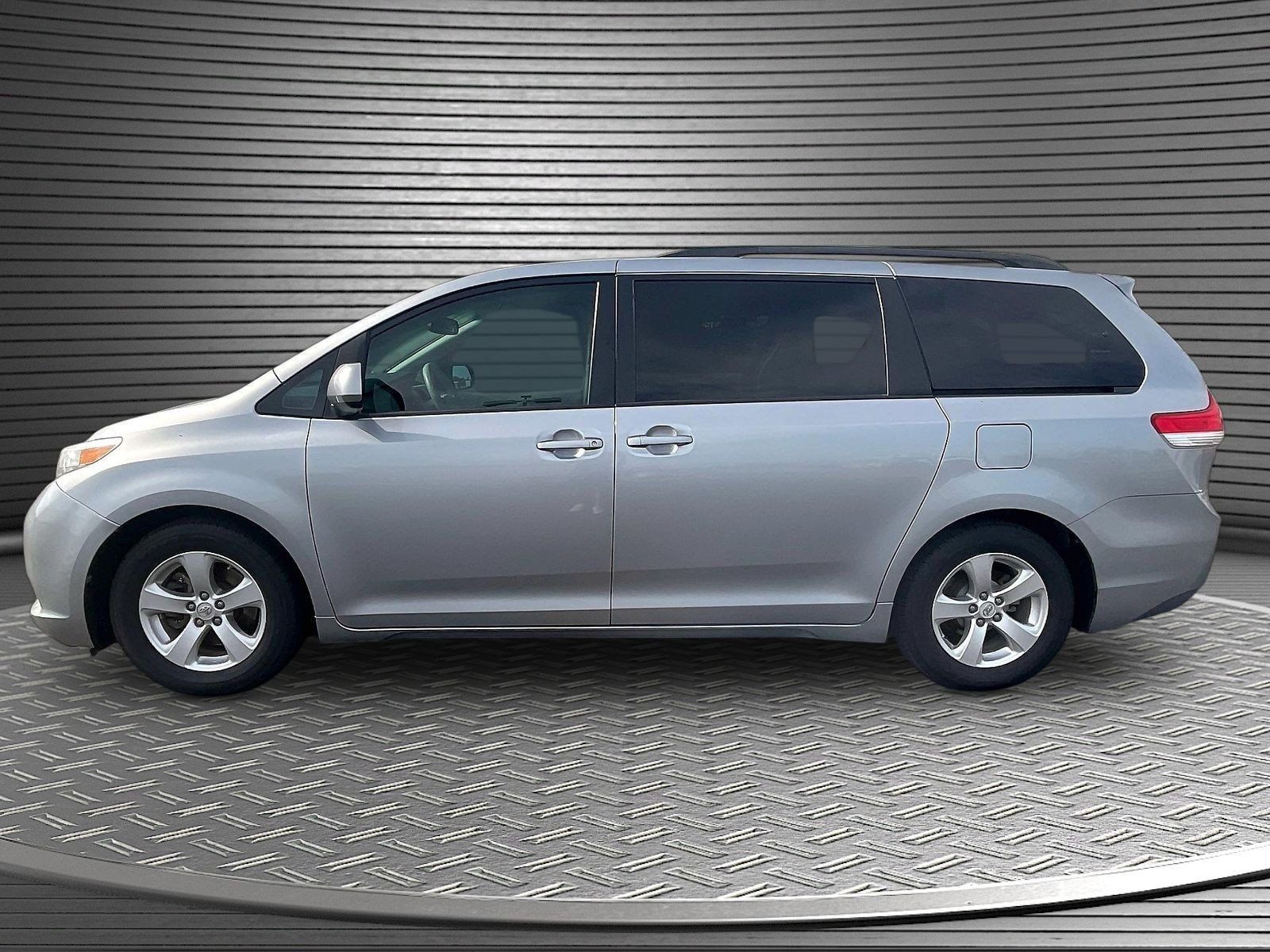 Used 2013 Toyota Sienna LE FWD image 4