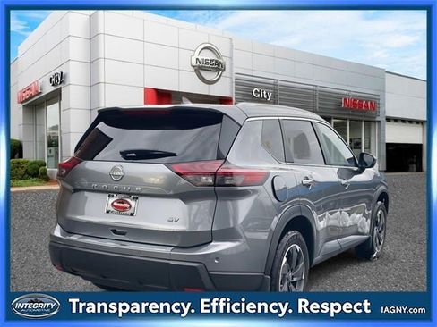 Used 2024 Nissan Rogue SV w/ SV Premium Package image 5