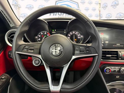 Used 2019 Alfa Romeo Giulia AWD image 32