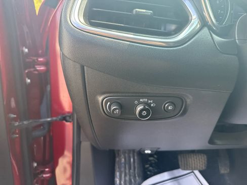 Used 2021 Chevrolet Equinox LT image 18