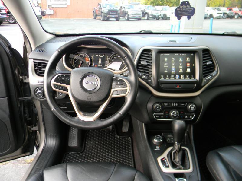 Used 2017 Jeep Cherokee Latitude w/ Comfort/Convenience Group AWD/4WD image 17