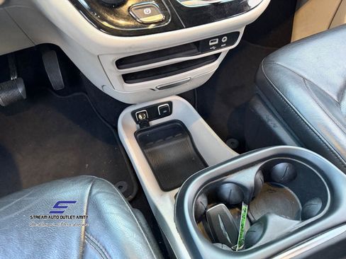 Used 2019 Chrysler Pacifica Touring-L image 23