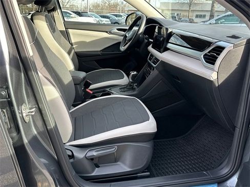 Used 2025 Volkswagen Taos SE image 13