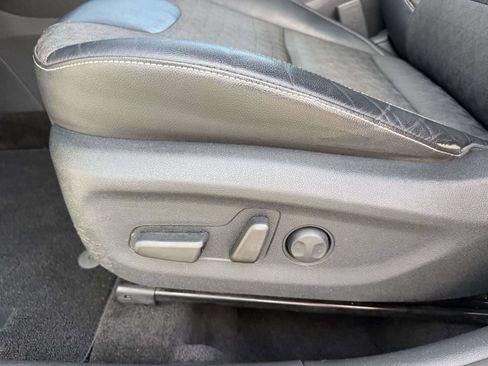 Used 2017 Kia Niro EX FWD image 21