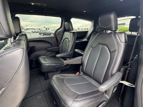 Used 2025 Chrysler Pacifica Select FWD image 13