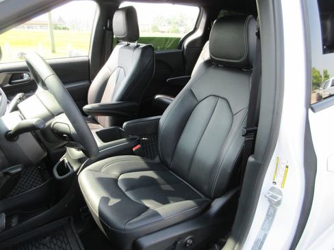 Used 2025 Chrysler Pacifica Select w/ Fav Edition Package FWD image 17
