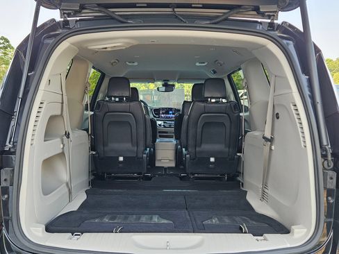 Used 2023 Chrysler Pacifica Touring-L FWD image 29