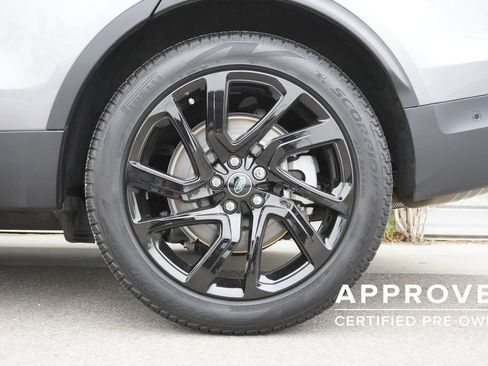 Used 2025 Land Rover Discovery S image 35