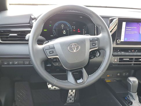 Used 2025 Toyota Camry SE w/ Convenience Package image 12