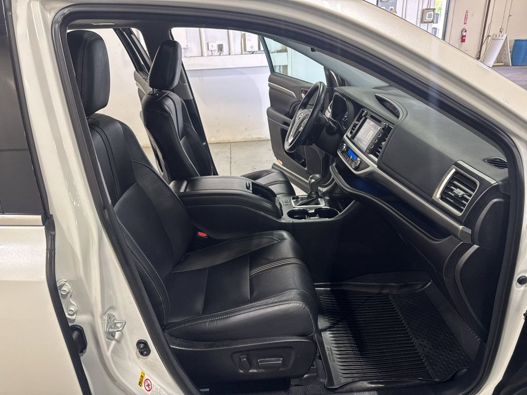 Used 2017 Toyota Highlander SE FWD image 31