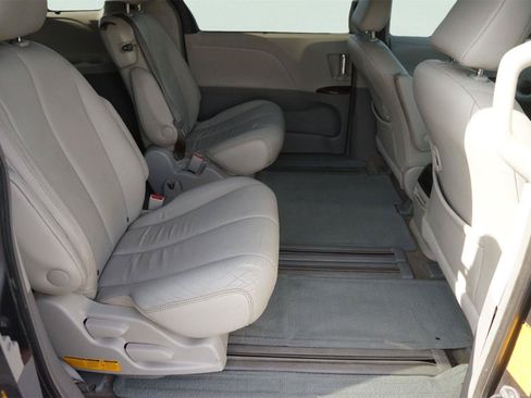 Used 2013 Toyota Sienna XLE FWD image 18