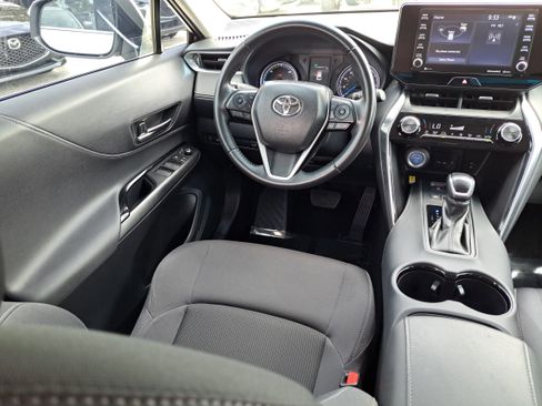 Used 2021 Toyota Venza LE image 9