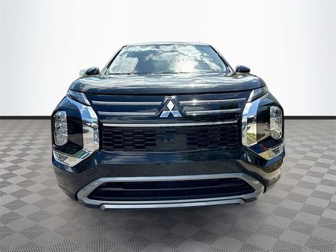 New 2025 Mitsubishi Outlander SE image 2