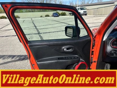 Used 2015 Jeep Renegade Trailhawk w/ Popular Equipment Group AWD/4WD image 13