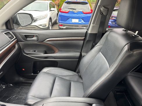 Used 2015 Toyota Highlander Limited w/ Driver Technology Package image 31