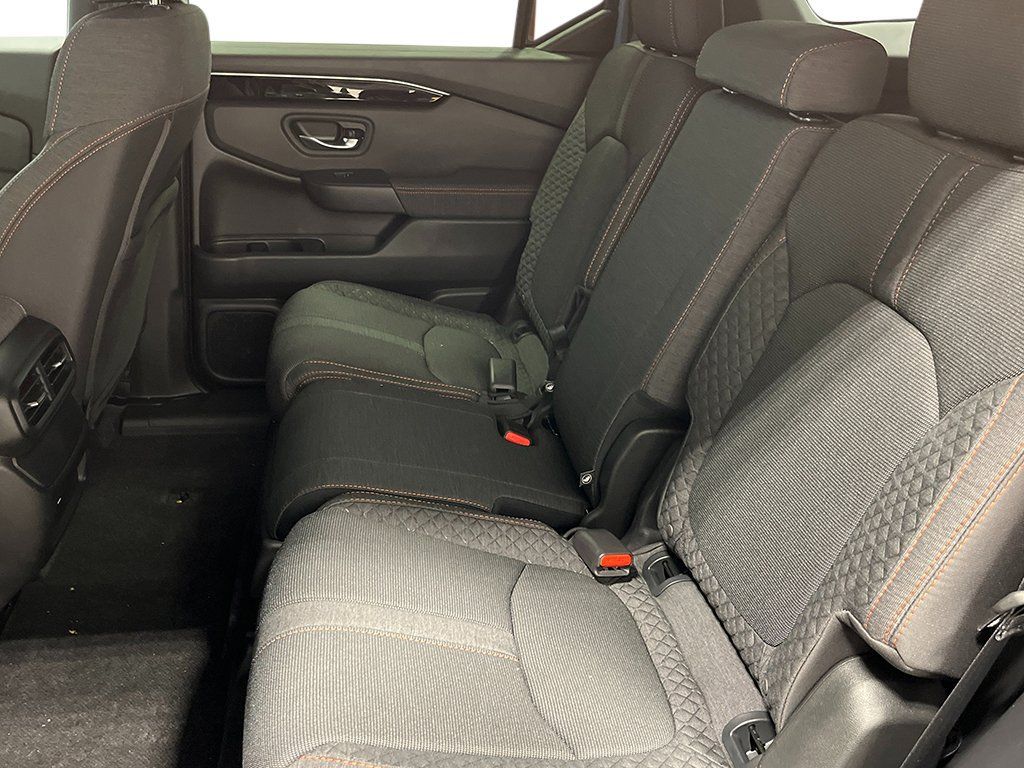 Used 2025 Honda Pilot Sport image 25