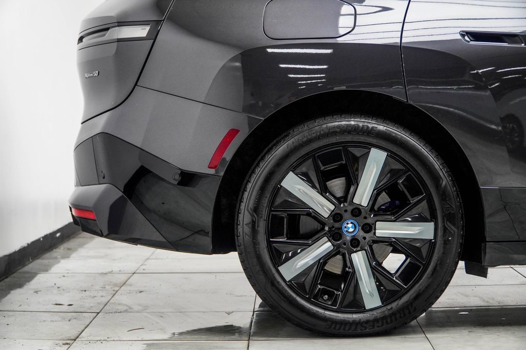 Used 2024 BMW iX xDrive50 w/ Sport Package AWD/4WD image 9