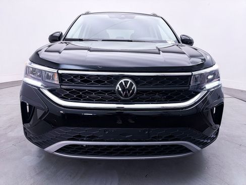 Used 2023 Volkswagen Taos SE w/ Panoramic Sunroof Package FWD image 9