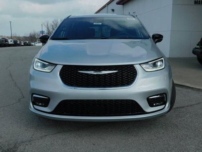 New 2026 Chrysler Pacifica Select