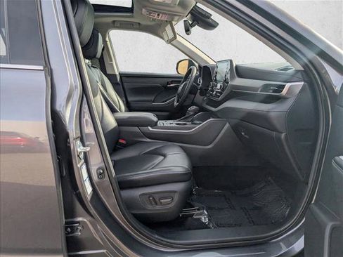Used 2021 Toyota Highlander XLE image 20