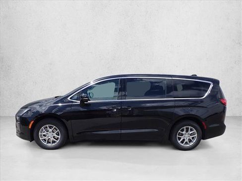 New 2027 Chrysler Pacifica Select FWD image 2