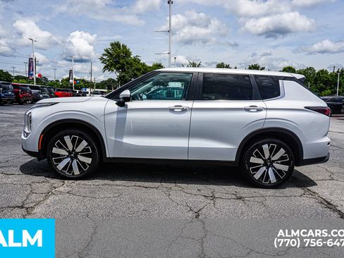 Used 2025 Mitsubishi Outlander SE FWD image 10