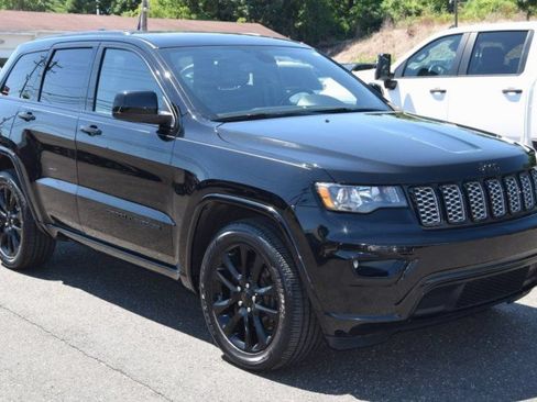 Used 2020 Jeep Grand Cherokee Laredo AWD/4WD image 11