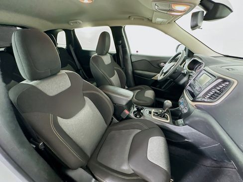 Used 2018 Jeep Cherokee Latitude FWD image 28