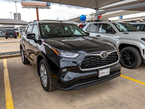 New 2026 Toyota Highlander Limited image 4