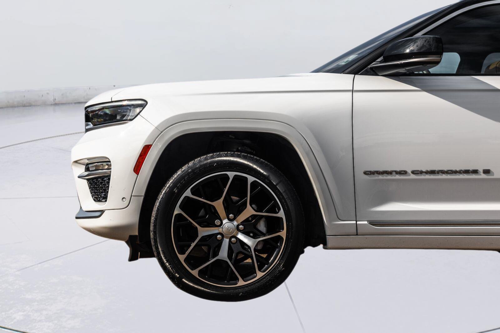 Used 2023 Jeep Grand Cherokee Summit AWD/4WD image 6