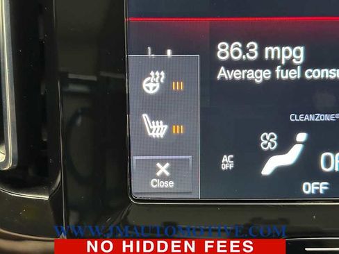 Used 2022 Volvo XC40 T5 Momentum w/ Climate Package image 27